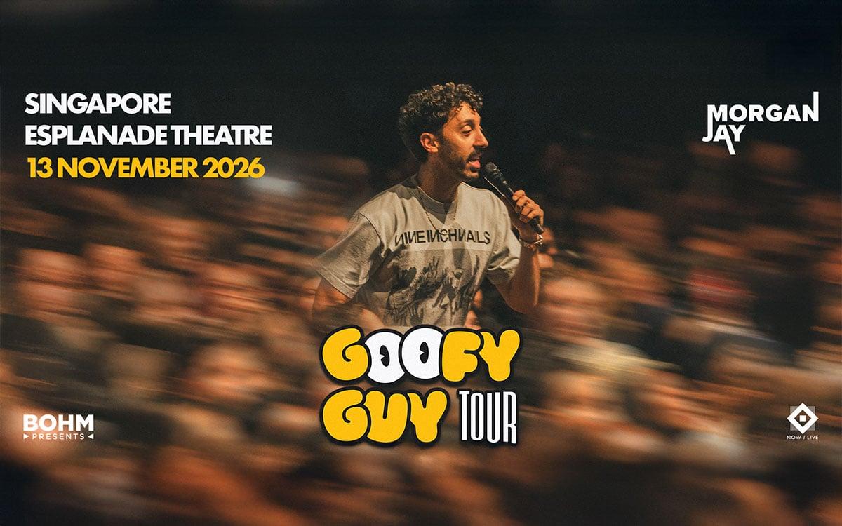 Morgan Jay im Profil mit Mikrofon, unscharfem Publikum und weiß-gelber Schrift der Goofy Guy Tour auf dem Werbemotiv.
